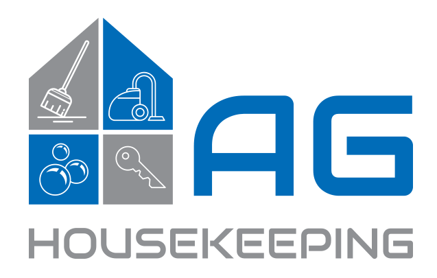 Logo firmy sprzątającej AG Housekeeping. Składa się z niebiesko-szarego symbolu dachu/domu po lewej stronie, oraz dużych, niebieskich liter "AG" i szarego napisu "HOUSEKEEPING" poniżej. Tło jest czarne.